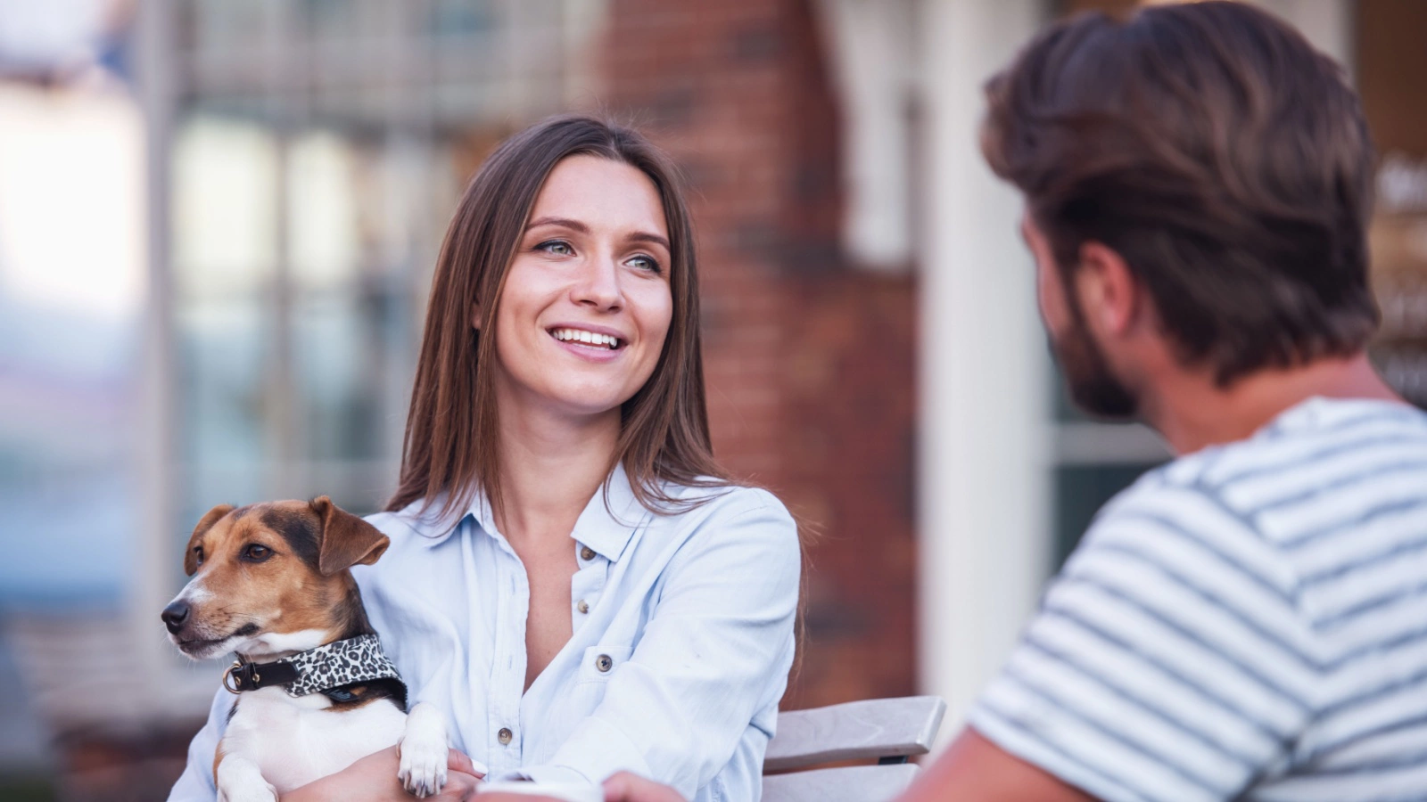 Если девушке нравится собеседник, она проявляет живой интерес