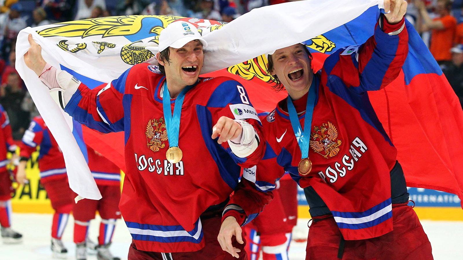 Александр Овечкин и Александр Сёмин после матча за золотую медаль чемпионата мира по хоккею между сборными России и Словакии на «Хартвалл Арене», 20 мая 2012 года