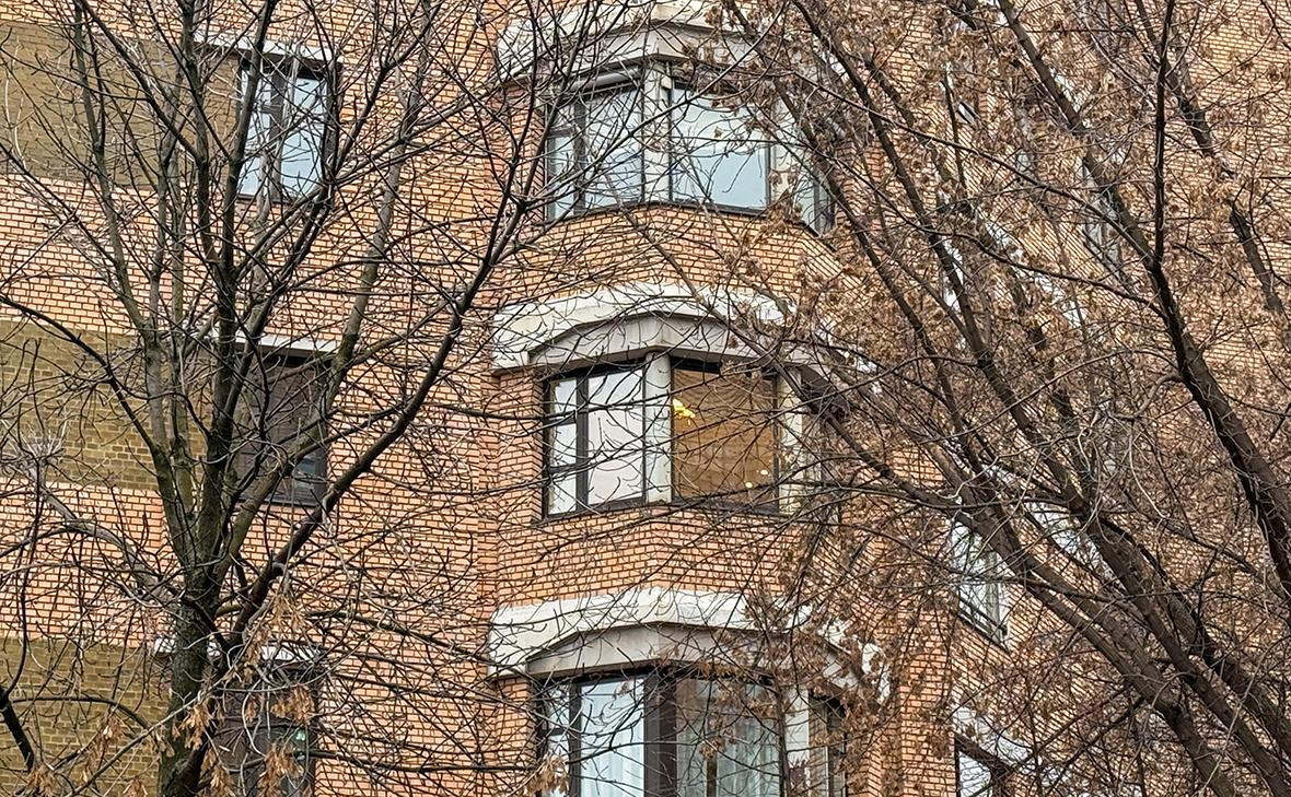 Вид на дом, в котором находится квартира певицы Ларисы Долиной