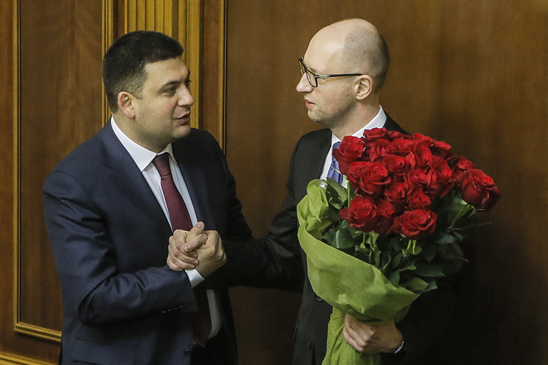 После парламентских выборов 2014 года Яценюк стал премьером, а Владимир Гройсман, который должен сменить его на посту премьера (на фото слева), &mdash; председателем парламента.
