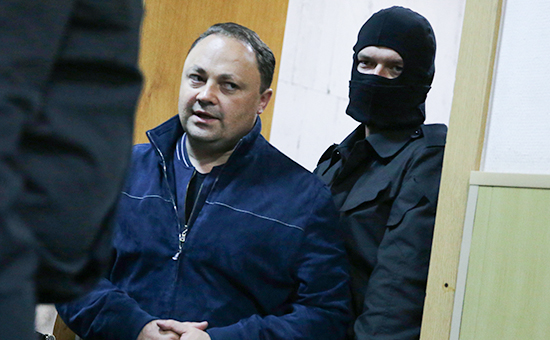 Мэр Владивостока Игорь Пушкарев (слева) перед рассмотрением ходатайства об аресте в Басманном суде


