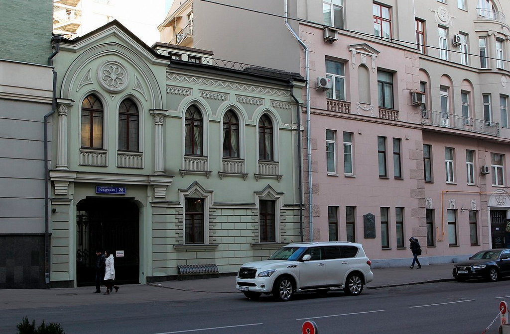 Бывший доходный дом на&nbsp;Поварской, 26 (на фото справа)