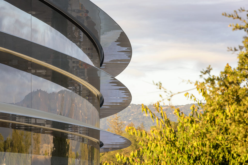 В Apple отмечают, что здание спроектировано так, чтобы стать максимально комфортным для сотрудников: стеклянные стены гарантируют максимум естественного освещения, а конструкционные особенности позволяют зданию не нуждаться в искусственном обогреве или охлаждении в любое время года, кроме зимы