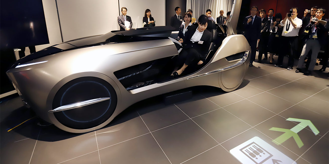 Mitsubishi Electric показал свой концепт автомобиля будущего. В очертаниях Emirai 4 не так-то просто узнать автомобиль, но самое интересное у него внутри. Он создан, чтобы продемонстрировать перспективные разработки японского концерна для автомобильной индустрии. Например, проекционный дисплей с элементами дополненной реальности. Или мультимедийный тачскрин с шайбой управления, которую можно перемещать по всей его поверхности.
