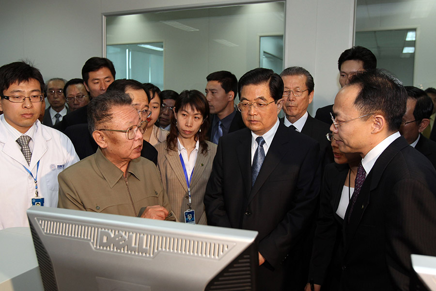В январе 2006 года Ким Чен Ир на поезде прибыл в Китай. Визит был неофициальным &mdash; северокорейского лидера пригласил посетить страну председатель КНР Ху Цзиньтао. Поездка продолжалась восемь дней. Ким Чен Ир посетил несколько местных предприятий и научно-исследовательских институтов.