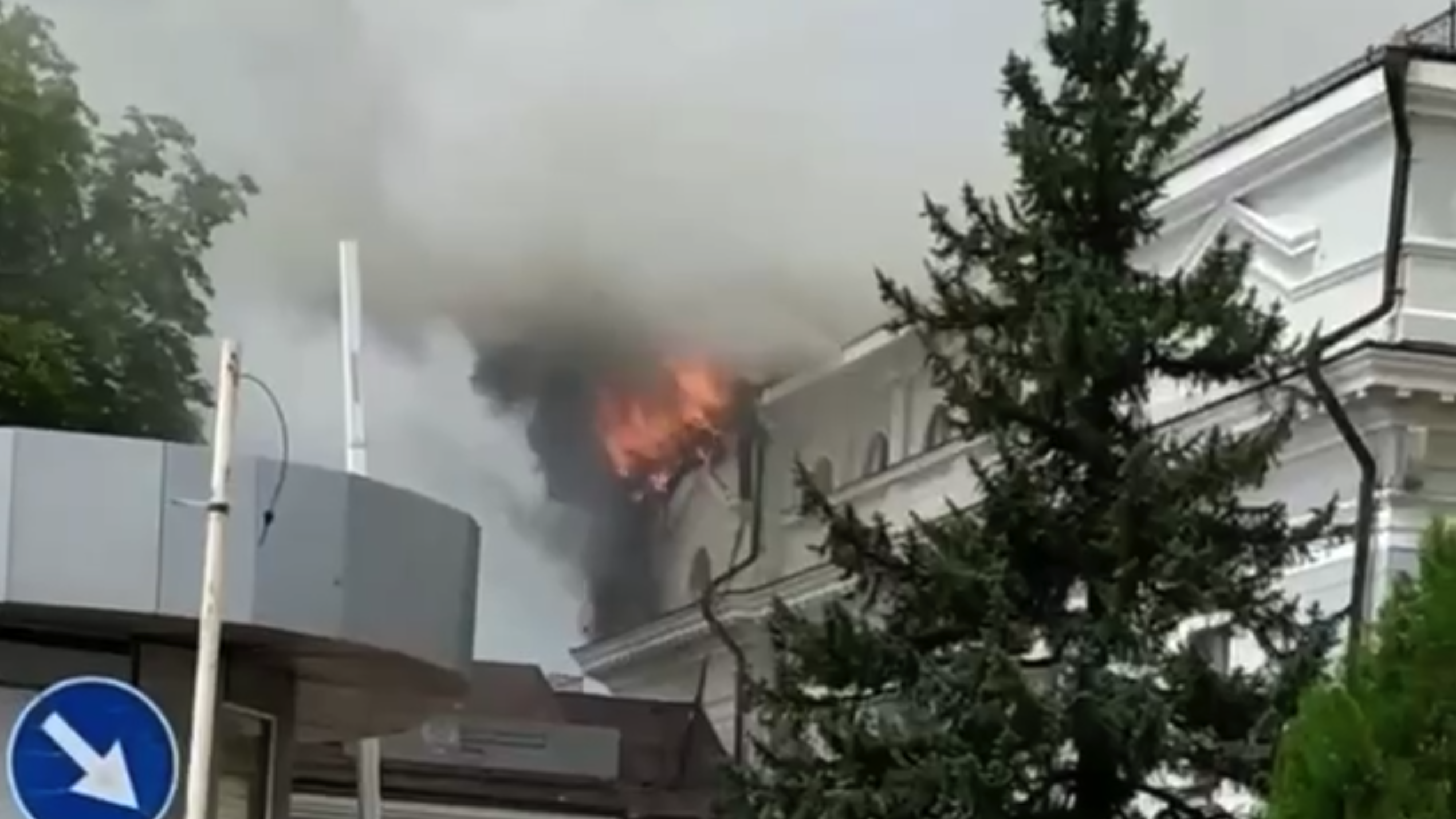 В Донецке после обстрела загорелось здание вокзала