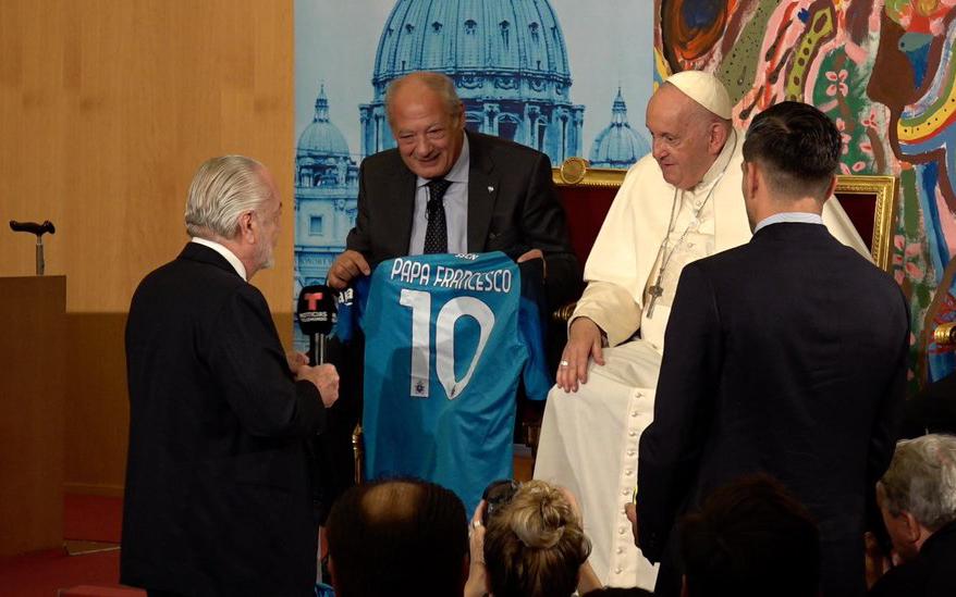Президент «Наполи» подарил папе римскому футболку клуба