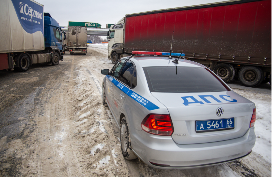 Два наряда ДПС регулируют движение на месте аварии