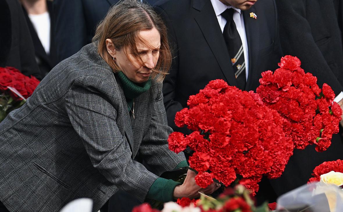 Линн Трейси возлагает цветы к стихийному мемориалу в память о жертвах теракта в &laquo;Крокус Сити Холле&raquo;, 30 марта 2024&nbsp;г.
