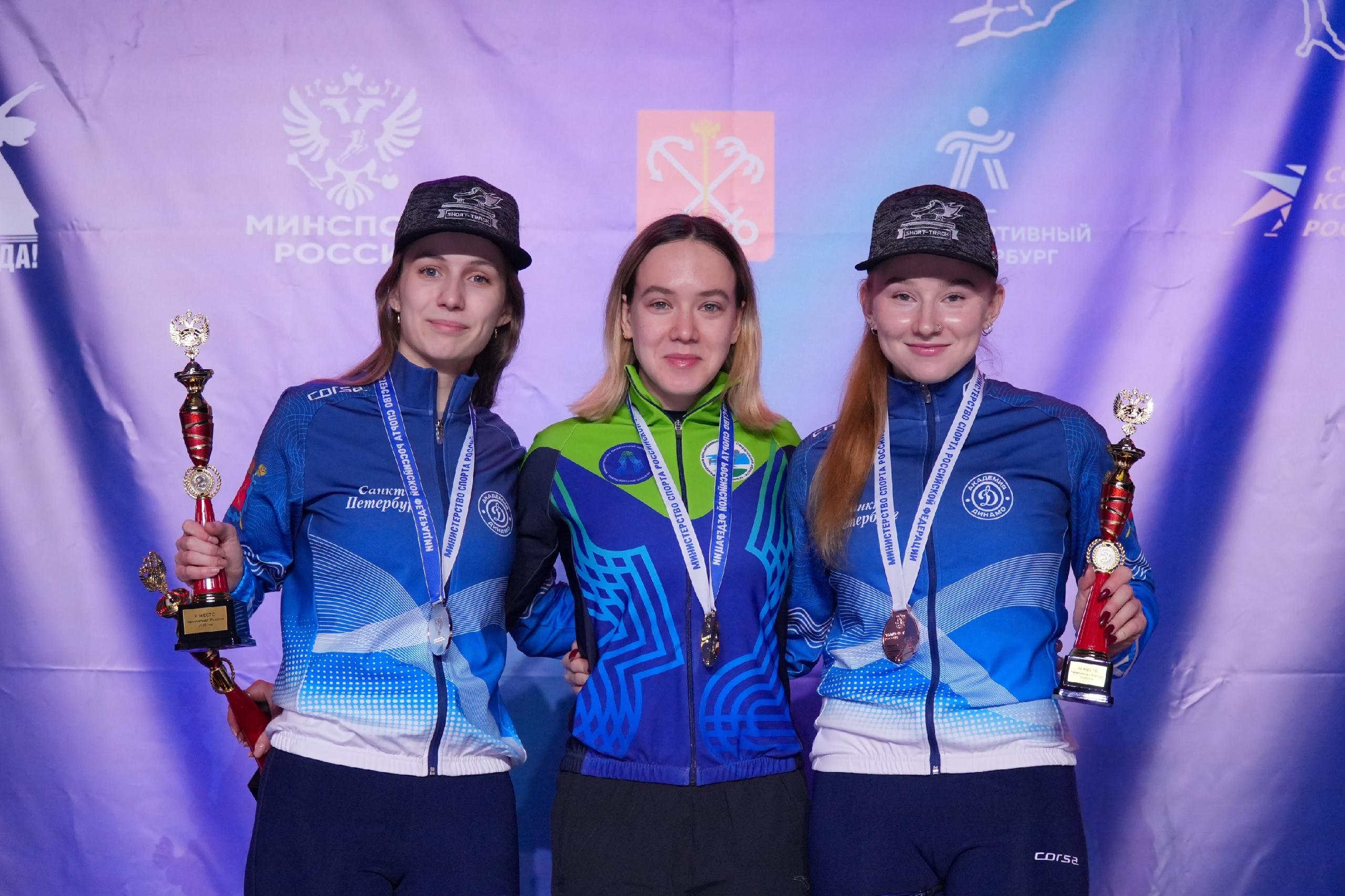 В декабре 2025 года Алена (в центре) взяла золото на чемпионате России в дистанциях на 500 и 1000 метров