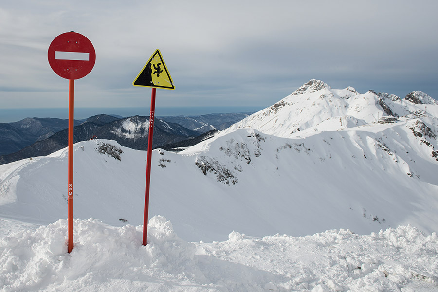 Предупреждающие знаки на одной из вершин горнолыжного курорта&nbsp;&laquo;Роза Хутор&raquo; в Краснодарском крае


