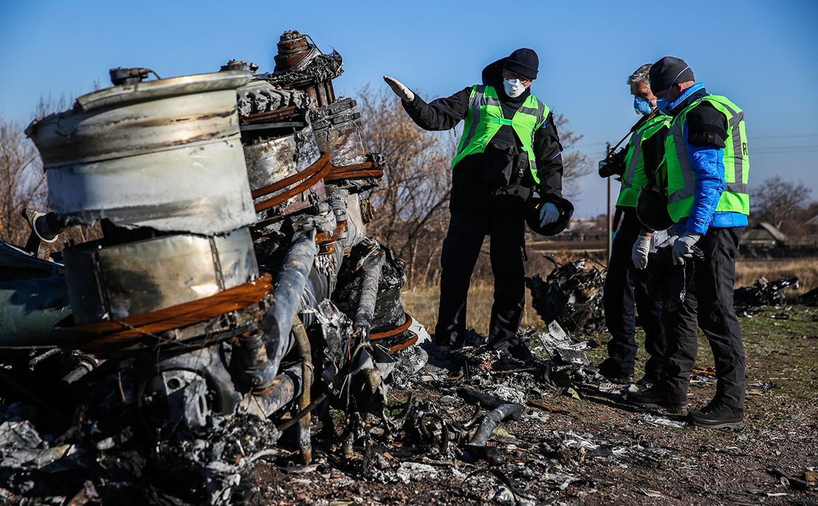 Следователи из Нидерландов во время осмотра обломков Boeing 777. Ноябрь 2014 года