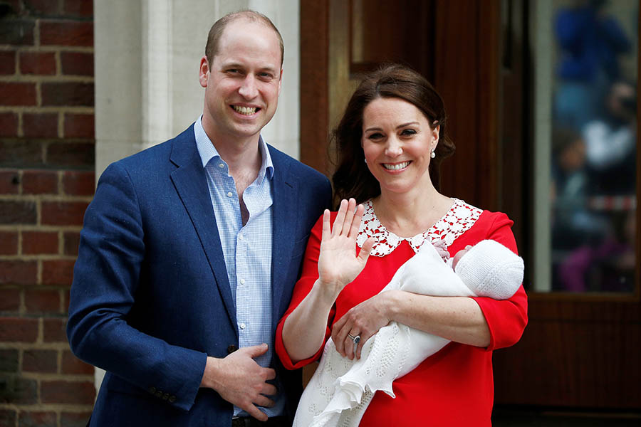 Герцогиня Кембриджская Кейт и принц Уильям с новорожденным сыном.
