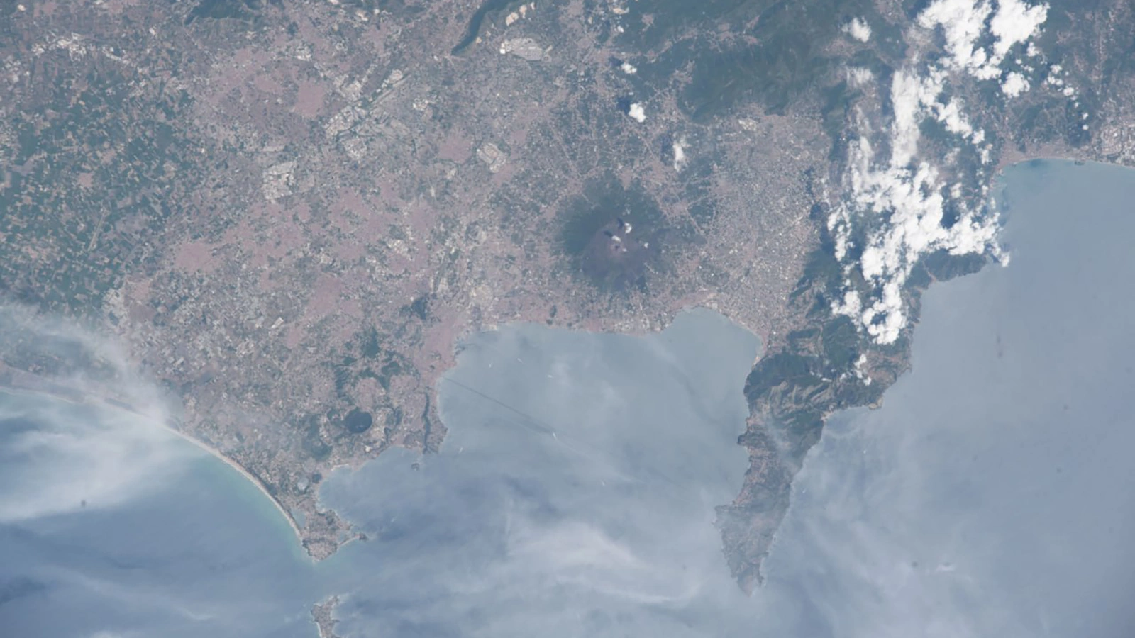 <p>Вид из космоса на вулкан Везувий</p>