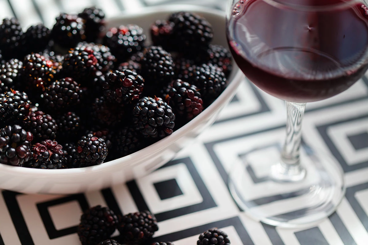 Один из самых удачных примеров сочетания ягоды и вина — это черника и сира или ежевика и сира