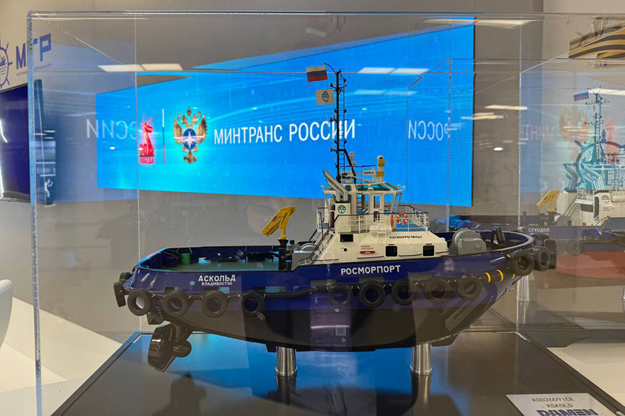 Минтранс&nbsp;представил проекты инфраструктуры для развития региона, в том числе макет будущего КПП на трансграничном с Китаем острове Большой Уссурийский в Хабаровском крае. На фото: макет&nbsp;буксира &laquo;Аскольд&raquo;.&nbsp;