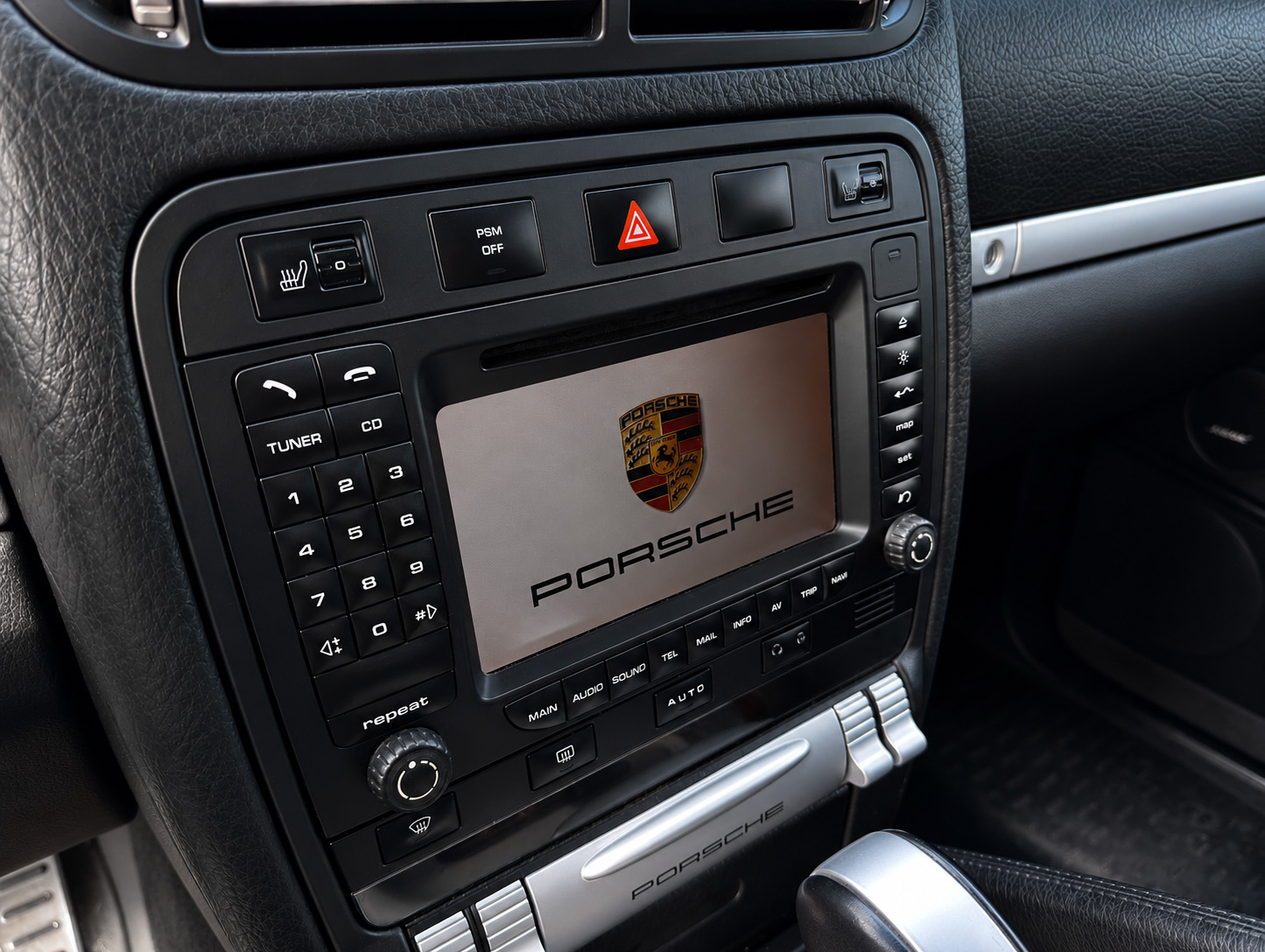 Навигатора и CarPlay здесь еще нет. Существует заводской блок для апгрейда старых машин, но цена на него кусается
