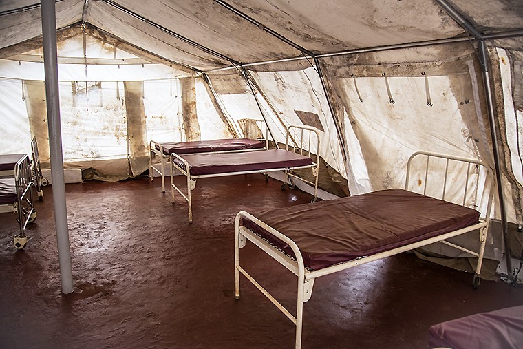 В деревне Лакка в Сьерра-Леоне недавно открыли центр для заразившихся. По данным ВОЗ, на Либерию и Сьерра-Леоне приходится 60% всех случаев смерти от лихорадки. В общей сложности, вирус унес жизни 932 человек, еще около 2 тыс. были инфицированы. 