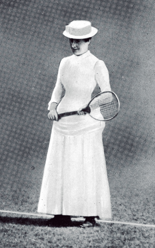 С трудом верится, но Мод Уотсон &mdash;&nbsp;победительница двух Уимблдонских турниров 1884 и 1885 годов на первых соревнованиях в женском одиночном разряде &mdash; играла,&nbsp;как положено, в корсете, наглухо застегнутом лифе, длинной юбке и в шляпе. С&nbsp;одной вещью, впрочем, тогда уже определились &mdash;&nbsp;белым цветом, скрывающим пятна от пота.
