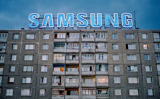 Логотип компании Samsung на&nbsp;жилом здании
