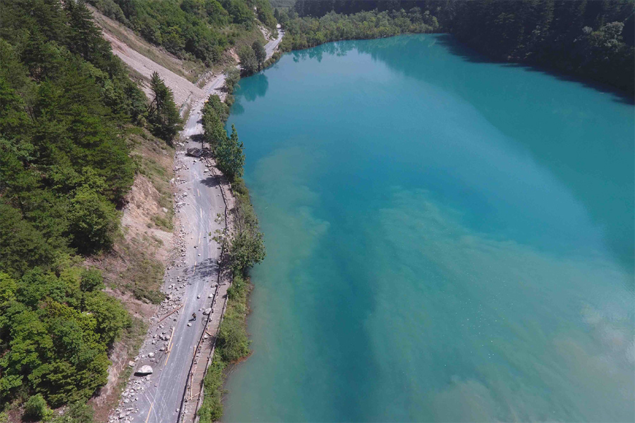 Последствия землетрясения коснулись также одного из самых живописных озер Китая.
