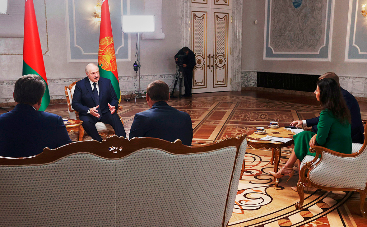 Александр Лукашенко во время интервью российским журналистам во Дворце независимости в Минске