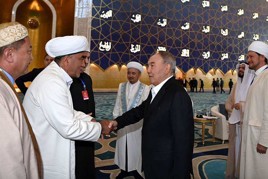 Нурсултан Назарбаев (в центре)