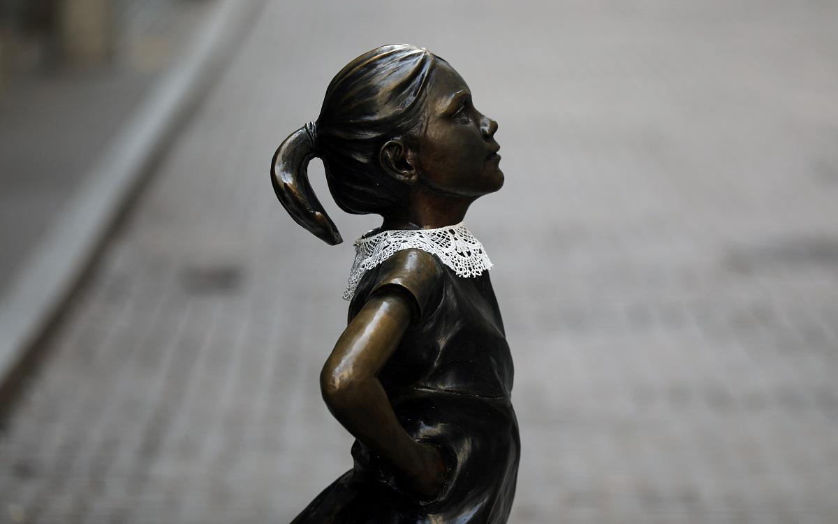 Статуя под названием &laquo;Бесстрашная девочка&raquo; напротив Нью-Йоркской фондовой биржи (NYSE)