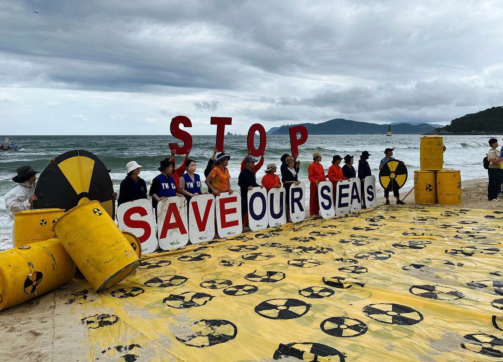 <p>На фото: акция протеста против сброса воды с АЭС «Фукусима-1» в Тихий океан. Пусан, Южная Корея, 24 августа 2023 года</p>