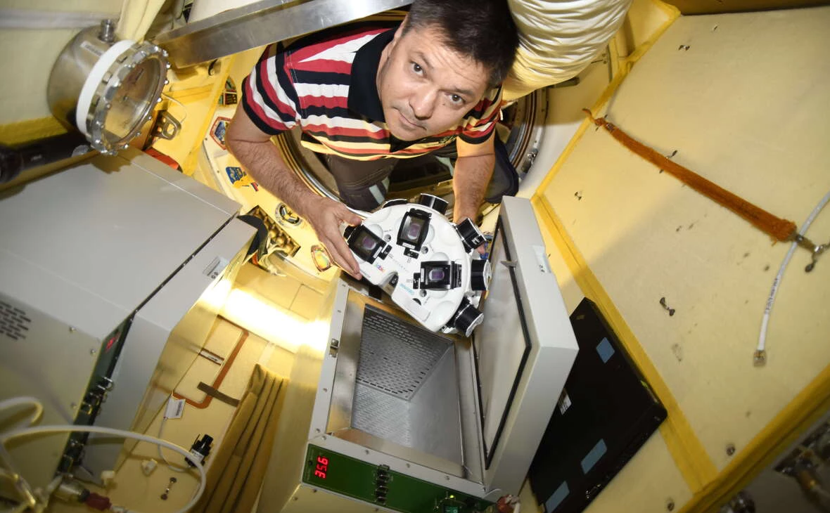 "Роскосмос"