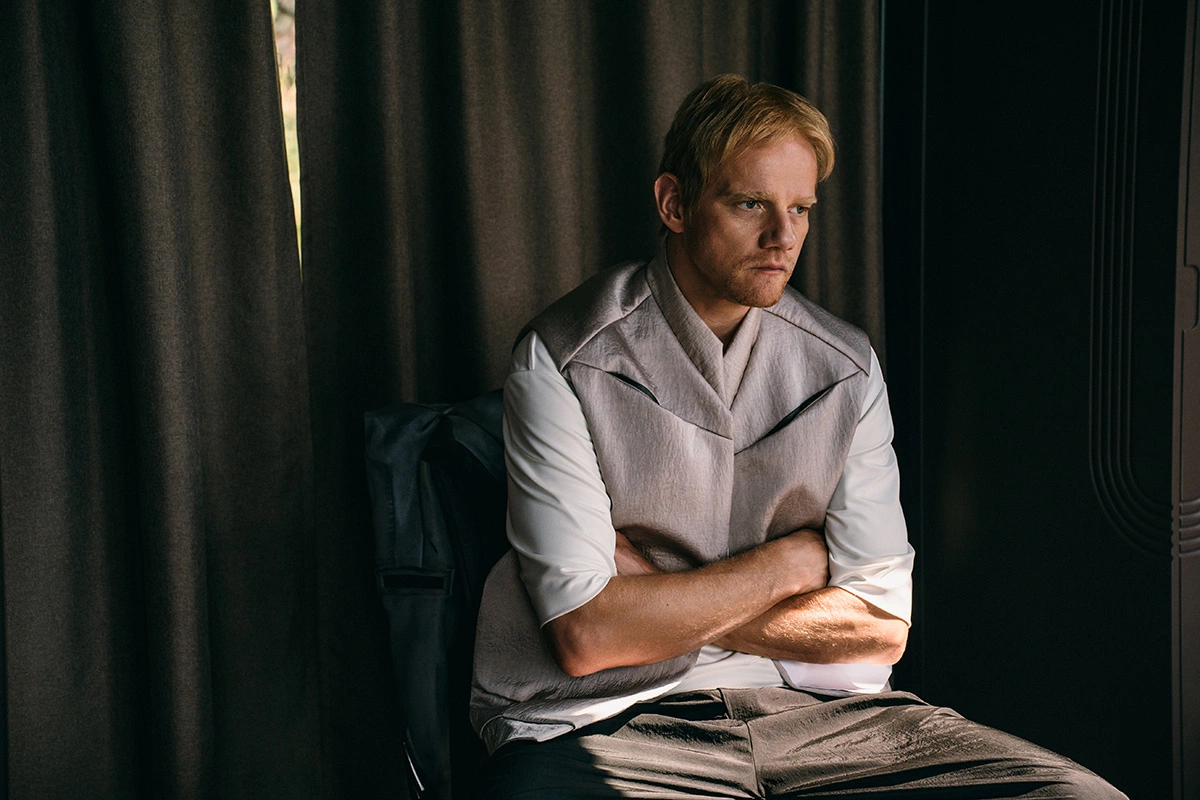 Актер Юрий Колокольников на съемках сериала «Полдень»