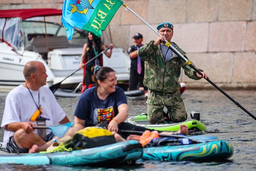 Санкт-Петербург. Участники X Международного фестиваля сапсерфинга &quot;Фонтанка SUP&quot; на реке Мойка