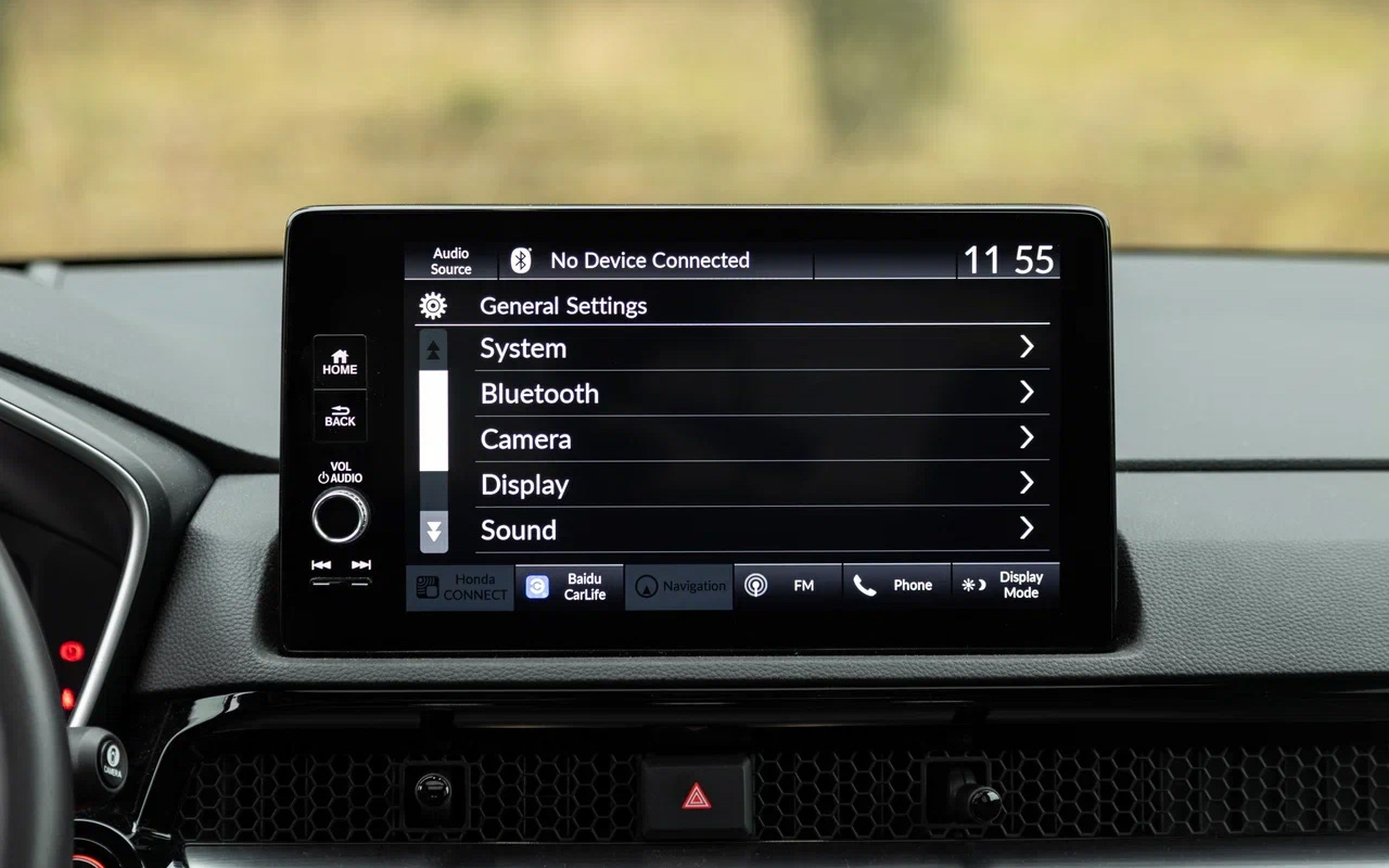 Экранчик мультимедиа у&nbsp;Honda CR-V &mdash; привет из прошлого. Но он не без достоинств. Сказать спасибо можно хотя бы за физические кнопки в левой части и человеческую регулировку громкости