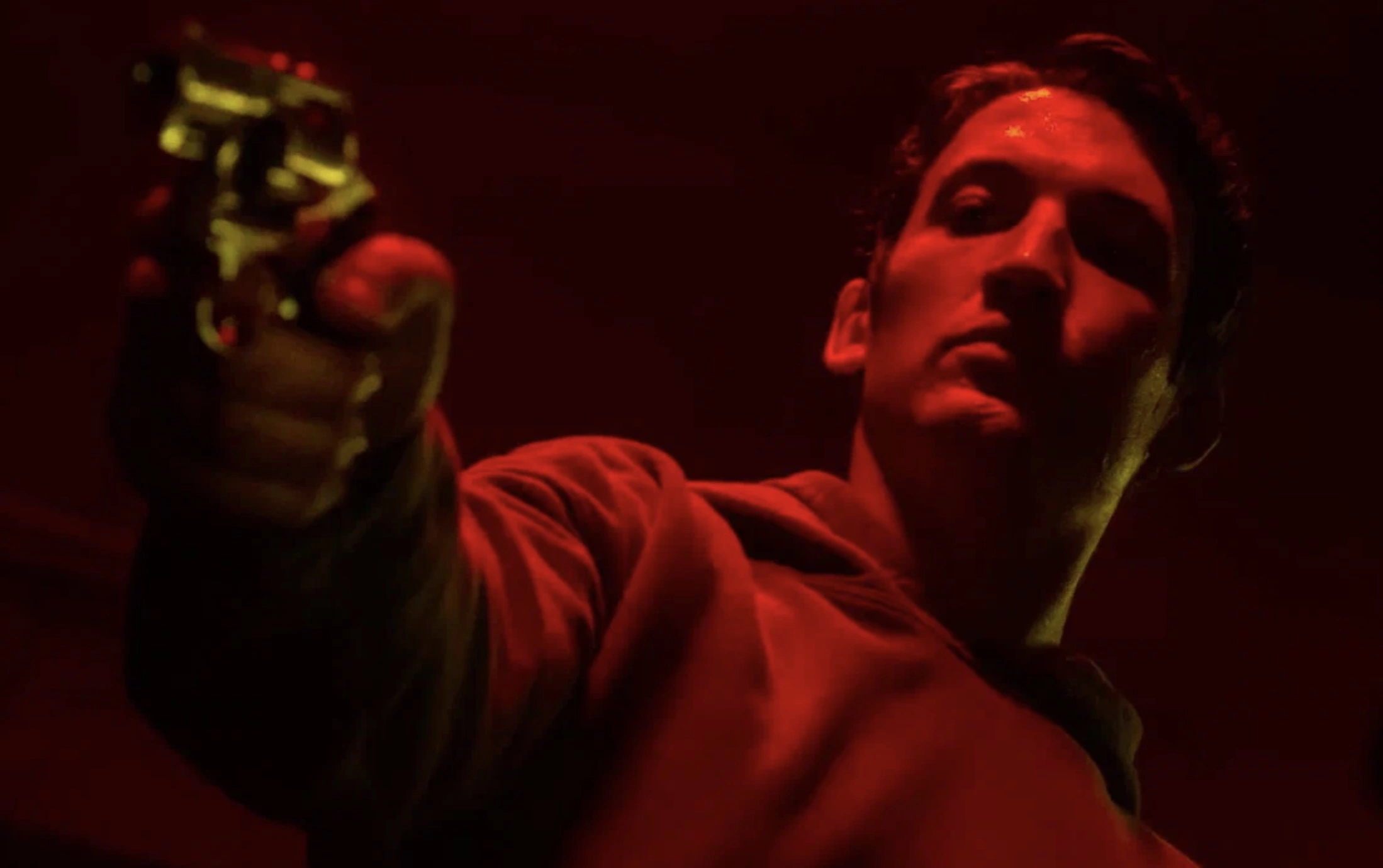 Майлз Теллер в сериале «Слишком стар, чтобы умереть молодым» (2019 год)