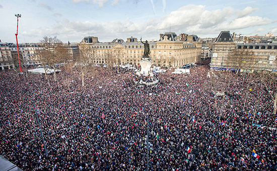 Тысячи людей собираются на Площади Республики в Париже