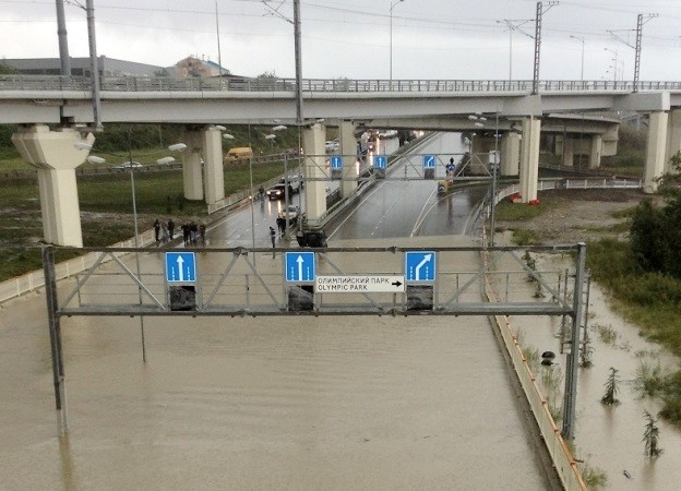 Из-за потопа федеральная трасса Джубга–Сочи  "стоит" под Адлером уже  12 часов