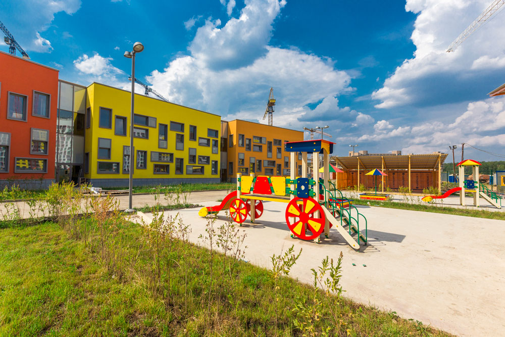 На территории детского сада и школы обустроены спортивная площадка и зеленая зона для отдыха&nbsp;