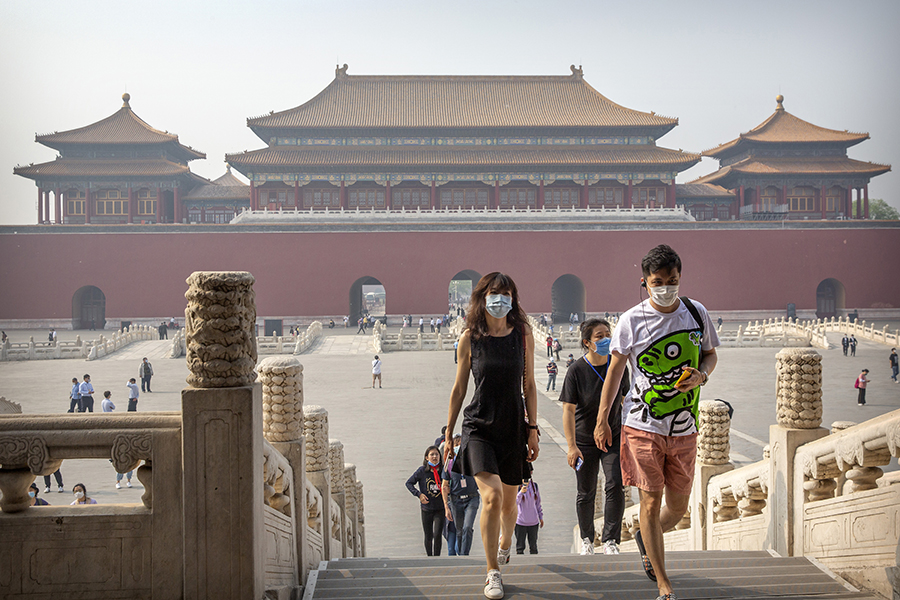 Туристы в &laquo;Запретном городе&raquo; в Пекине, который открылся для ограниченного посещения 1 мая 2020 года