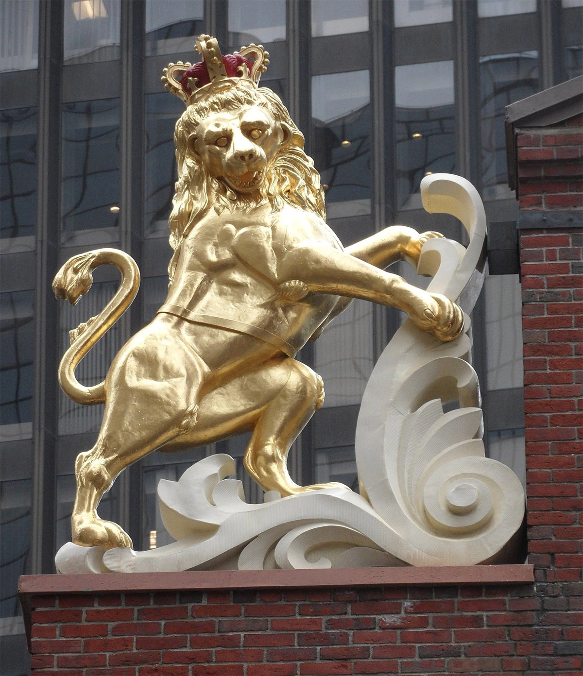 <p>Статуя золотого льва на крыше Старого Капитолия в Бостоне</p>