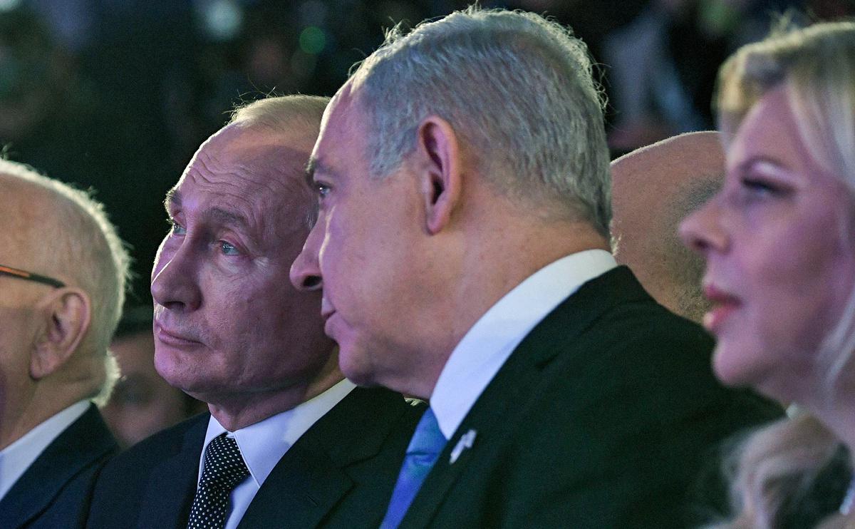 Президент России Владимир Путин (слева) и премьер-министр Израиля Биньямин Нетаньяху (справа)