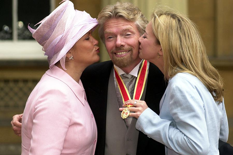 Ричард Брэнсон с женой Джоан и дочерью Холли после того, как принц Уэльский посвятил его в рыцари в Букингемском дворце в Лондоне, 2000 год