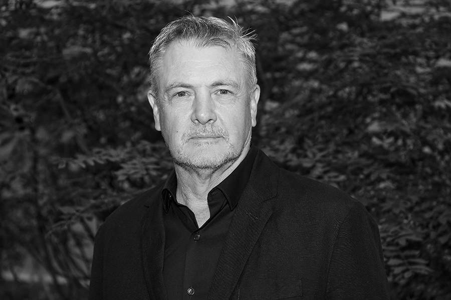 Мороз родился в 1956 году в городе Краснодоне (современная Луганская республика). Окончил Школу-студию МХАТ, в качестве актера работал в 18 фильмах, в числе которых &laquo;Принцесса цирка&raquo;, &laquo;Мэри Поппинс, до свидания&raquo; и &laquo;Визит к Минотавру&raquo;.

Через девять лет после получения первого образования получил диплом режиссера ВГИКа, снимал фильмы с 1990 по 2023 год. В числе работ Мороза сериалы &laquo;Апостол&raquo;, &laquo;Каменская&raquo;, &laquo;Пелагия и белый бульдог&raquo;, &laquo;Угрюм-река&raquo;,&nbsp;в качестве продюсера он также работал над сериалом &laquo;Ликвидация&raquo;, &laquo;Вольф Мессинг: Видевший сквозь время&raquo;, &laquo;Княжна Мери&raquo;.

Актер и режиссер умер 14 июля в возрасте 68 лет.

Читать больше