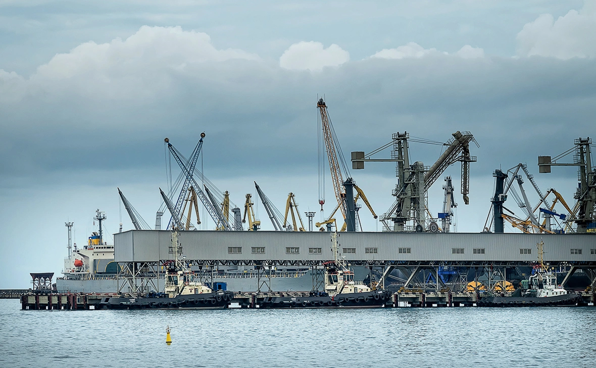 Maximillian cabinet / Shutterstock