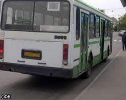 В Москве на пассажирский автобус упал столб освещения