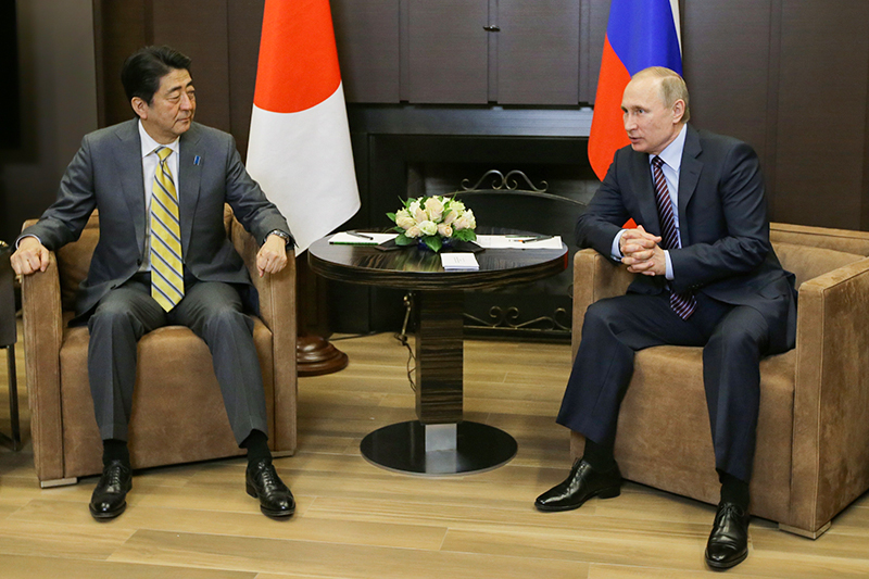 Премьер-министр Японии Синдзо Абэ (слева) и&nbsp;президент России Владимир Путин во&nbsp;время встречи в&nbsp;резиденции &laquo;Бочаров ручей&raquo;&nbsp;в Сочи&nbsp;6 мая 2016 года.
