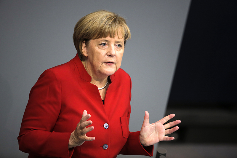Ангела Меркель

В декабре 2014 года Ангеле Меркель, канцлеру Германии, стало плохо во&nbsp;время интервью телеканалам ZDF и&nbsp;ARD. Несмотря на&nbsp;то&nbsp;что&nbsp;через&nbsp;какое-то время интервью возобновили, здоровье канцлера вызвало серьезные опасения. Позже представители канцлера объяснили недомогание простым переутомлением.
