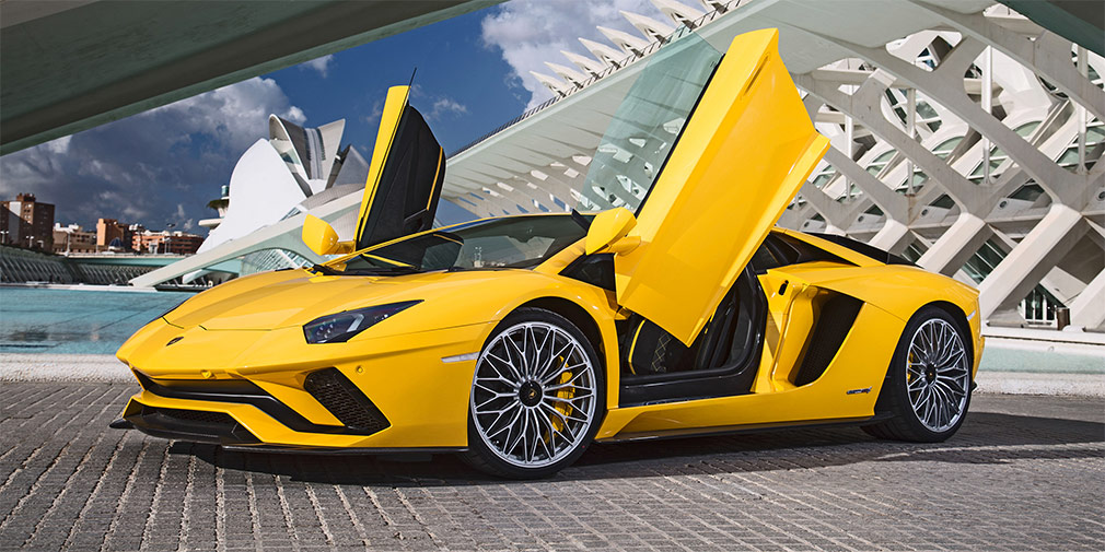 Lamborghini Aventador S

Самая дорогая Lamborghini из тех, что продаются в России, &mdash; это модель Aventador S. Мощность автомобиля &mdash; 740 л.с., а до 100 км/ч он разгоняется за 2,9 секунды. Впрочем, цена впечатляет еще больше &mdash; 20&nbsp;023&nbsp;200 рублей.
