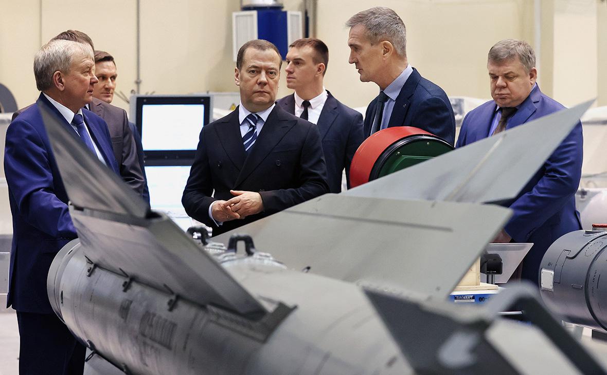 Дмитрий Медведев во время посещения государственного научно-производственного предприятия &laquo;Регион&raquo;