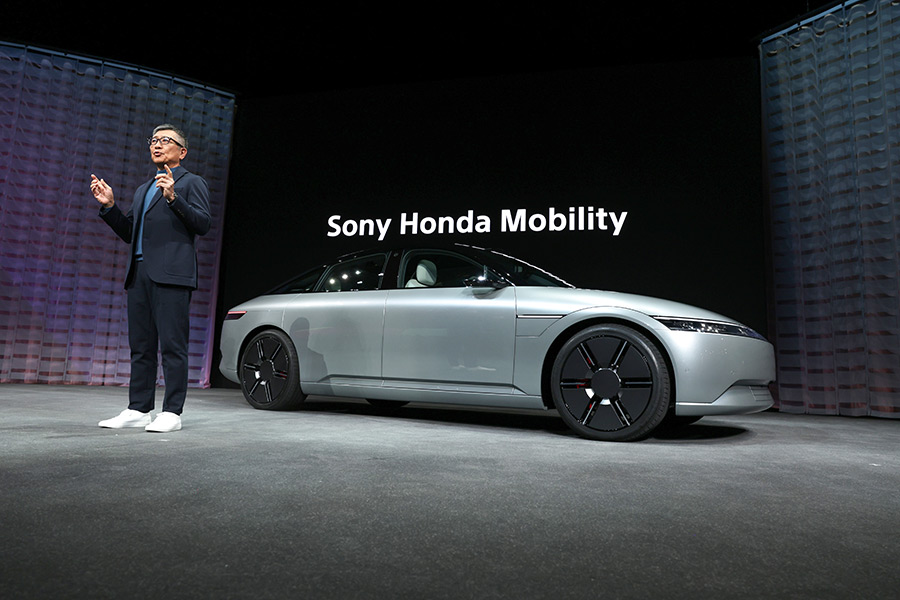 Sony Honda Mobility&nbsp;&mdash; совместное предприятие японских Honda Motor и Sony&nbsp;&mdash; представило прототип своего первого электромобиля Sony Honda Mobility Afeela. В электромобиль встроено более сорока датчиков и камер. Предполагается, что в модели будут использованы технологии американского производителя мобильных процессоров и чипов Qualcomm, в том числе цифровое шасси Snapdragon (выполняет вспомогательные функции вождения и др.). Ранее эти функции выполнялись на разных чипах, их объединение может снизить затраты, пишет Reuters со ссылкой на одного из руководителей Qualcomm. Также Sony планирует использовать технологии Unreal Engine для создания графики в своих электромобилях: на переднем бампере электромобиля будет расположен специальный экран для взаимодействия с людьми снаружи, также он может показывать сидящим в электромобиле погоду или уровень заряда батареи. Во время презентации исполнительный директор Sony Honda Mobility Ясухидэ Мидзуно заявил, что для привлечения средств на производство компания рассматривает возможность размещения акций на бирже (IPO).