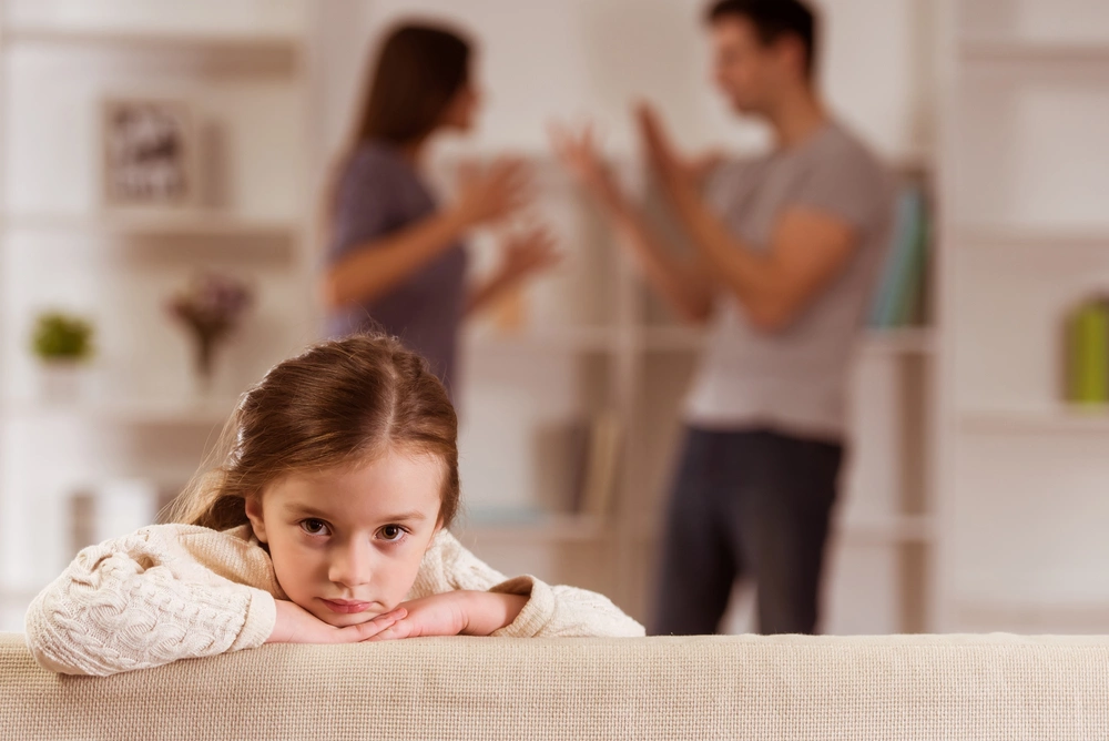 <p>Причины появления синдрома Адели могут быть связаны с неблагоприятной&nbsp;психологической атмосферой в семье в детстве</p>